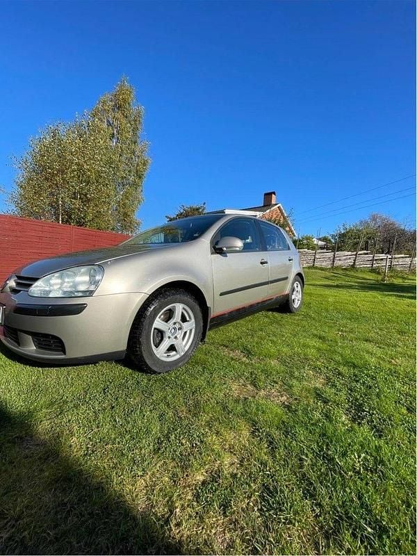 Brun Begagnad 2005 VW Golf IV Trendline Halvkombi | 18 000 kr (Marknadspris) - Bild 1/4