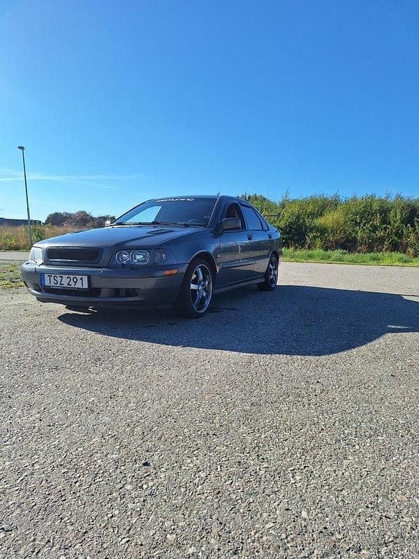 Grå Begagnad 2003 Volvo S40 Sedan | 15 000 kr (Superpris) - Bild 1/4