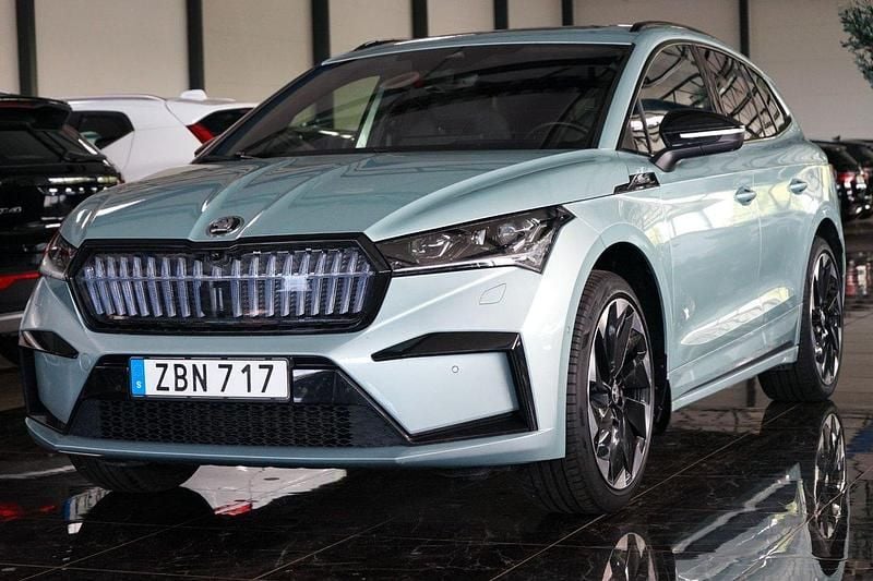 Silver Begagnad 2023 Skoda Enyaq iV SportLine SUV | 370 000 kr (Bra pris) - Bild 1/4
