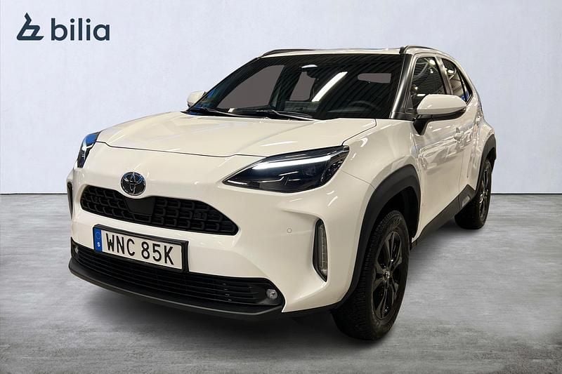 Vit Begagnad 2025 Toyota Yaris Hybrid | 329 900 kr - Bild 1/3