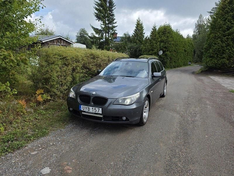 Grå Begagnad 2004 BMW 525 Kombi | 32 000 kr (Lite dyr) - Bild 1/4