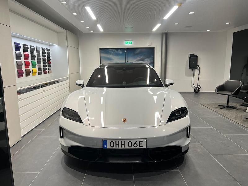 Ny Porsche Taycan 4S Sport Turismo 400 kW (544 HK) 2025 Röd Sedan