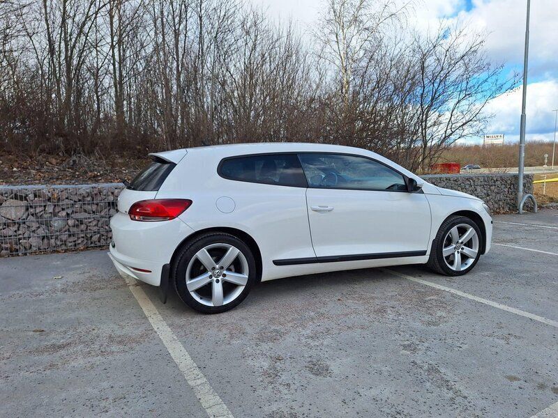 Vit Begagnad 2011 VW Scirocco SE Sportkupé | 94 500 kr (Marknadspris) - Bild 1/4