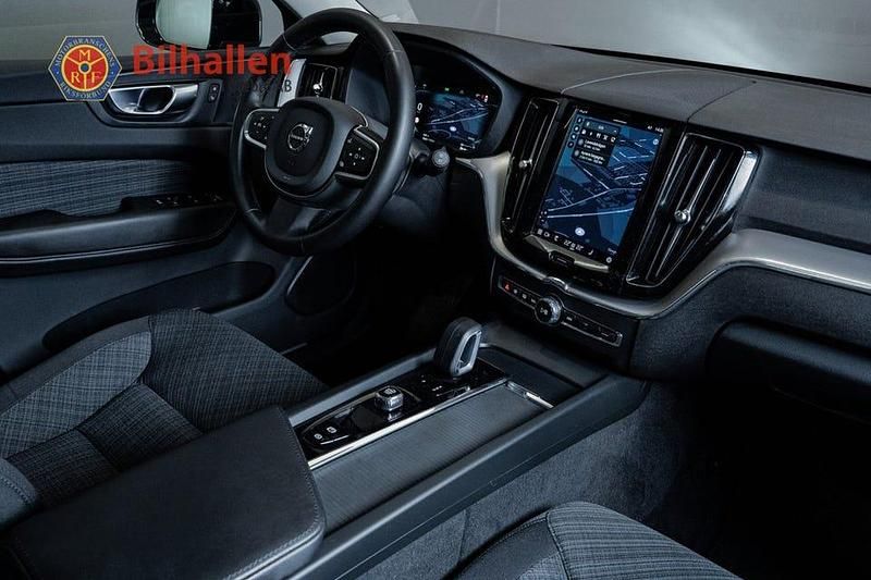 Begagnad Volvo XC60 Core 350 HK (257 kW) 2023 Svart SUV