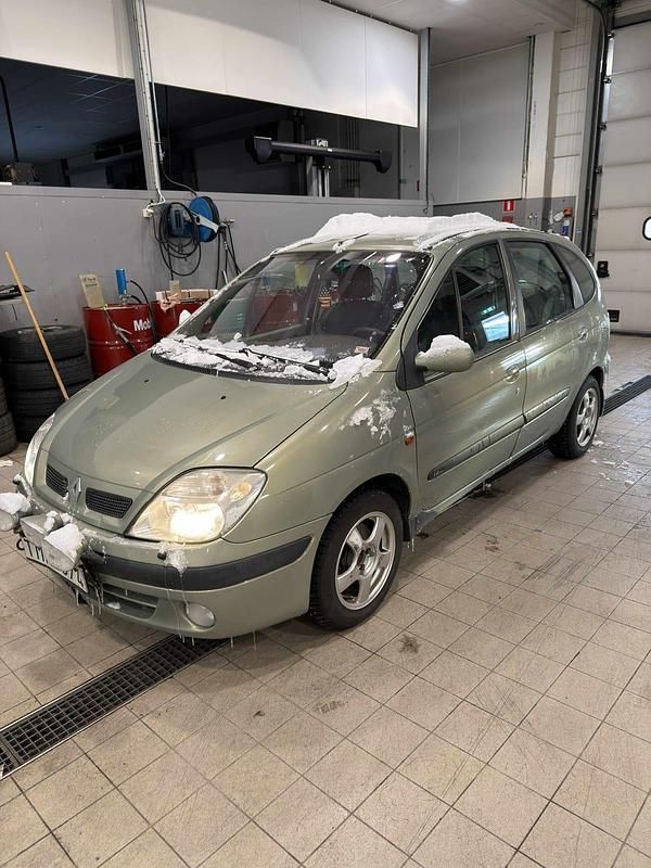 Begagnad Renault Scénic 139 HK (102 kW) 2002 Minibuss