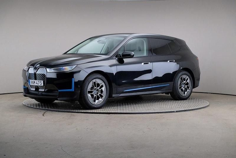 Svart (black sapphire (metallic)) Begagnad 2022 BMW iX SUV | 459 000 kr (Marknadspris) - Bild 1/4