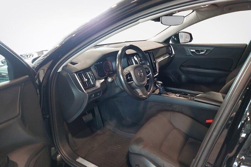 Svart Begagnad 2020 Volvo V60 Momentum Kombi | 259 900 kr (Marknadspris) - Bild 1/1
