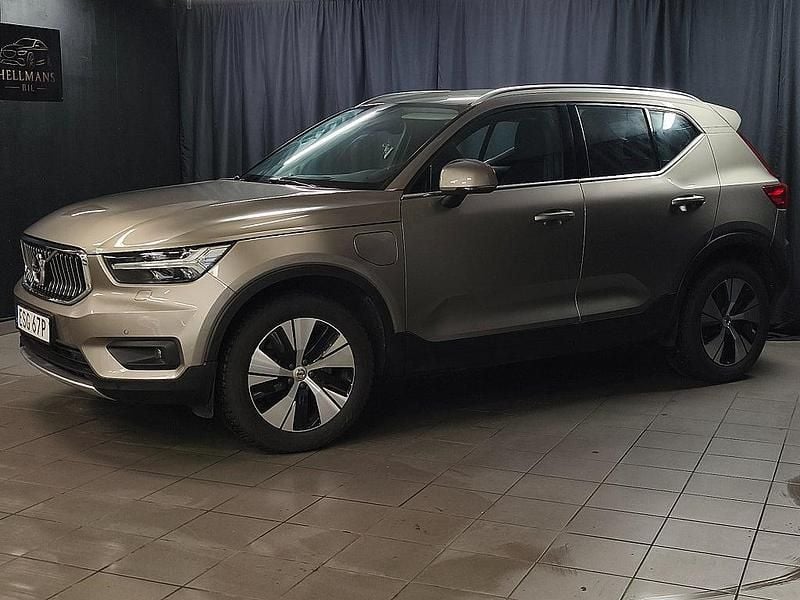 Grå Begagnad 2021 Volvo XC40 Inscription SUV | 349 900 kr (Marknadspris) - Bild 1/4