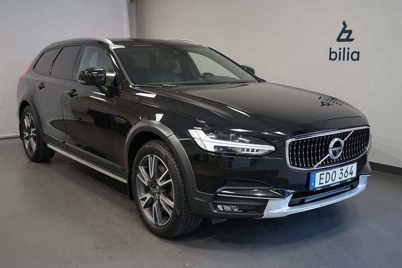 Svart Begagnad 2018 Volvo V90 CC Pro Kombi | 314 900 kr (Marknadspris) - Bild 1/3