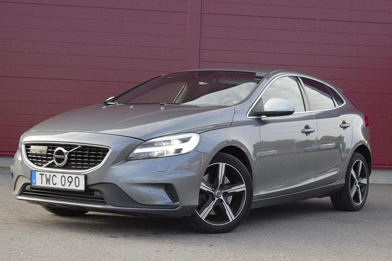 Grå Begagnad 2018 Volvo V40 R-Design Kombi | 185 000 kr (Marknadspris) - Bild 1/4