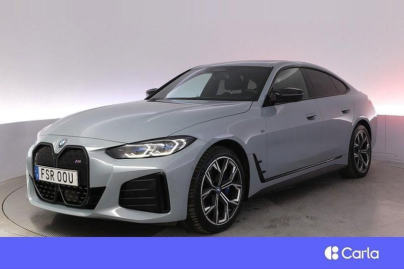 Grå Begagnad 2023 BMW i4 M Sport Sedan | 579 900 kr (Marknadspris) - Bild 1/4