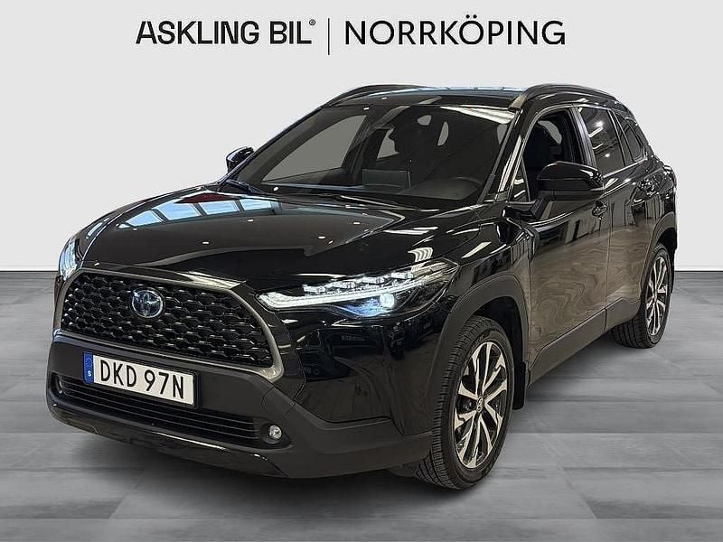 Svart Begagnad 2022 Toyota Corolla Cross Style SUV | 359 000 kr (Marknadspris) - Bild 1/4