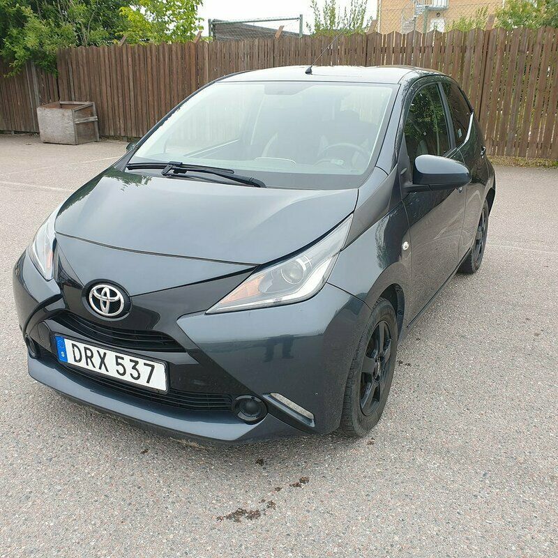Mörkgrå Begagnad 2014 Toyota Aygo Halvkombi | 59 900 kr (Marknadspris) - Bild 1/4