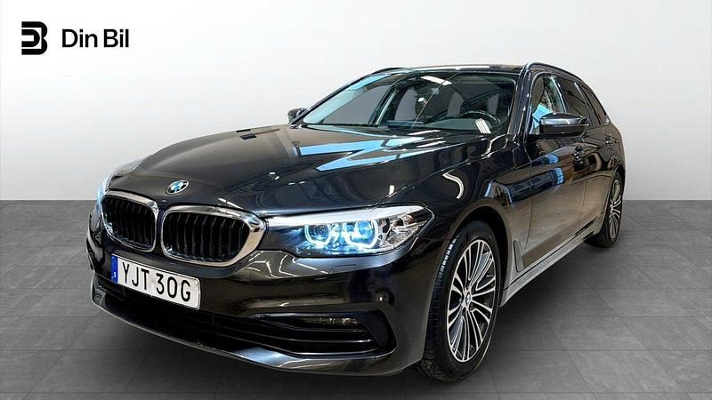Grå Begagnad 2020 BMW 520 Sport Line Kombi | 299 900 kr (Superpris) - Bild 1/4