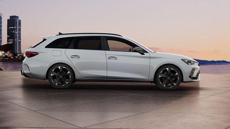 Vit (glacial white metallic) Ny 2025 Cupra Leon Kombi | 452 700 kr (Lite dyr) - Bild 1/4