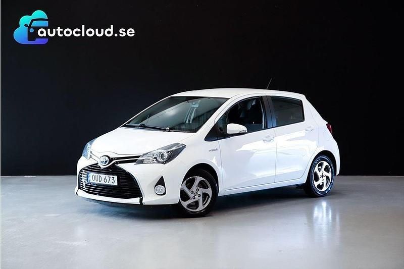 Vit Begagnad 2015 Toyota Yaris Active Sedan | 129 800 kr - Bild 1/3
