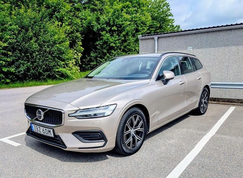 Grå Begagnad 2023 Volvo V60 Plus Kombi | 309 000 kr (Bra pris) - Bild 1/4
