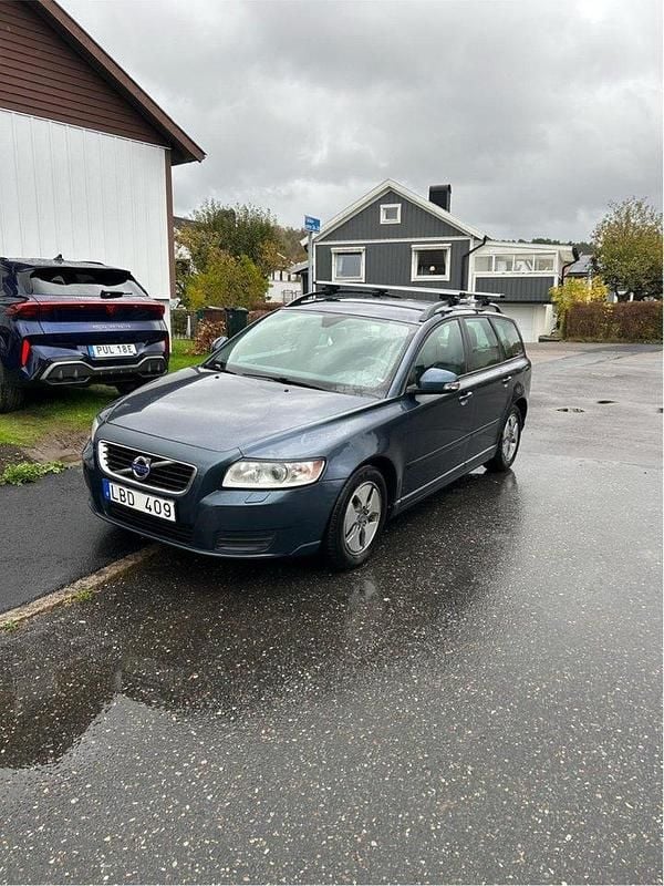 Blå Begagnad 2011 Volvo V50 Kinetic Kombi | 42 000 kr (Marknadspris) - Bild 1/4