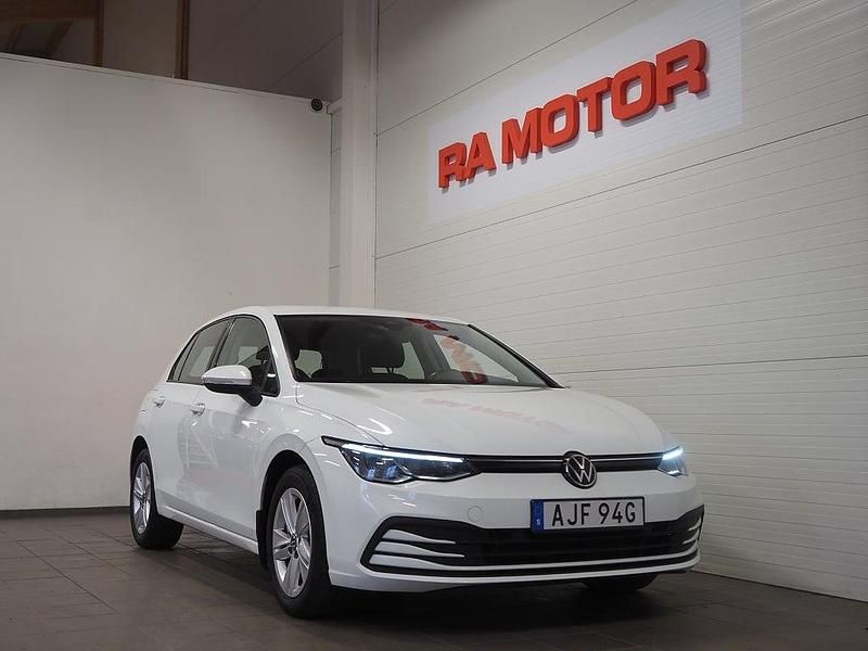 Vit Begagnad 2021 VW Golf VIII Halvkombi | 229 900 kr (Marknadspris) - Bild 1/3