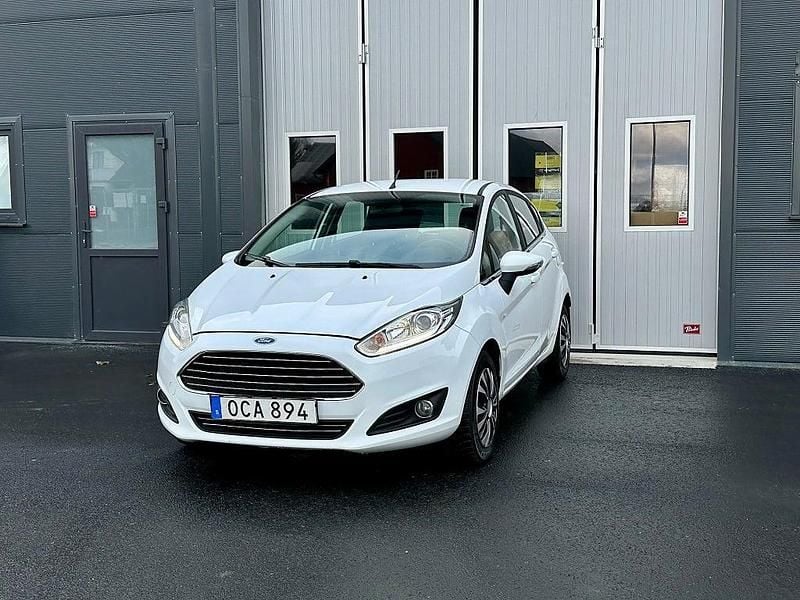 Vit Begagnad 2016 Ford Fiesta Titanium Halvkombi | 59 000 kr (Bra pris) - Bild 1/4