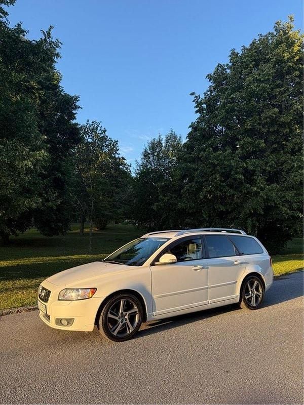 Vit Begagnad 2012 Volvo V50 Momentum Kombi | 50 000 kr (Marknadspris) - Bild 1/4