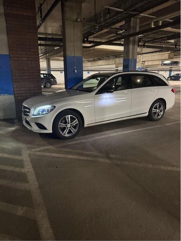 Vit Begagnad 2019 Mercedes C220 Avantgarde Kombi | 285 000 kr (Bra pris) - Bild 1/4