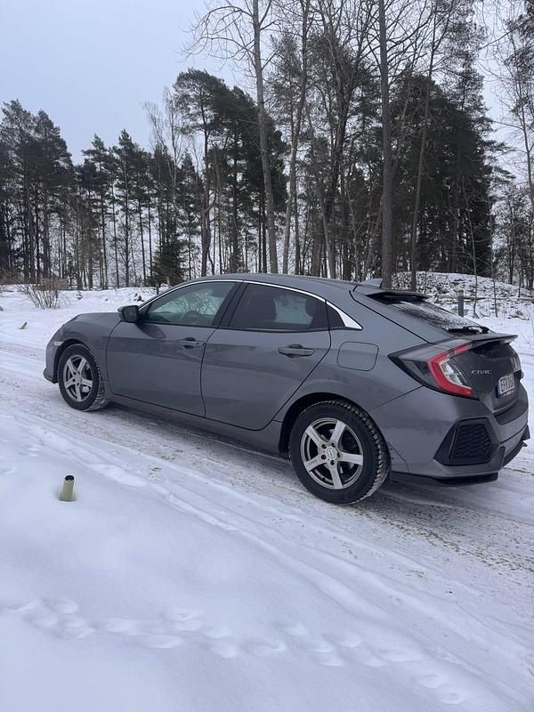 Gray metallic Begagnad 2018 Honda Civic | 159 000 kr (Marknadspris) - Bild 1/4