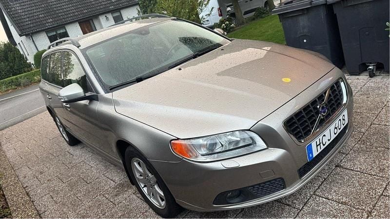 Brun Begagnad 2009 Volvo V70 Momentum Kombi | 27 000 kr (Superpris) - Bild 1/4