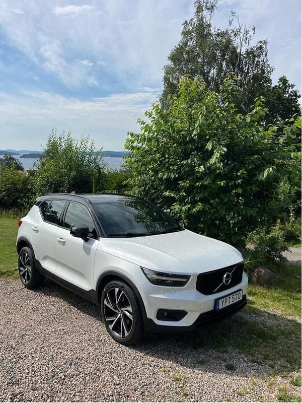 Vit Begagnad 2019 Volvo XC40 R-Design SUV | 280 000 kr (Marknadspris) - Bild 1/4