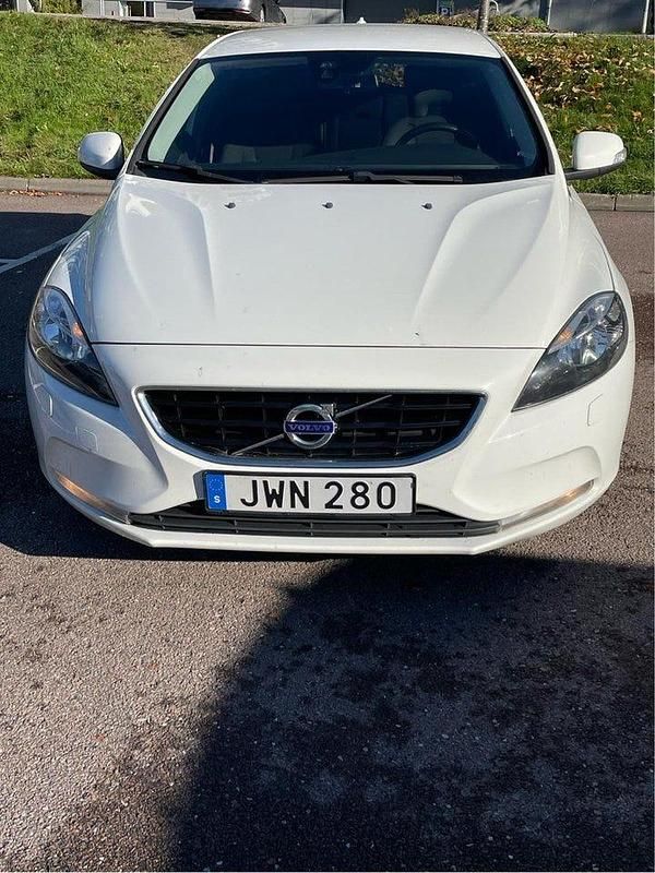 Begagnad Volvo V40 Kinetic 120 HK (88 kW) 2016 Vit Kombi