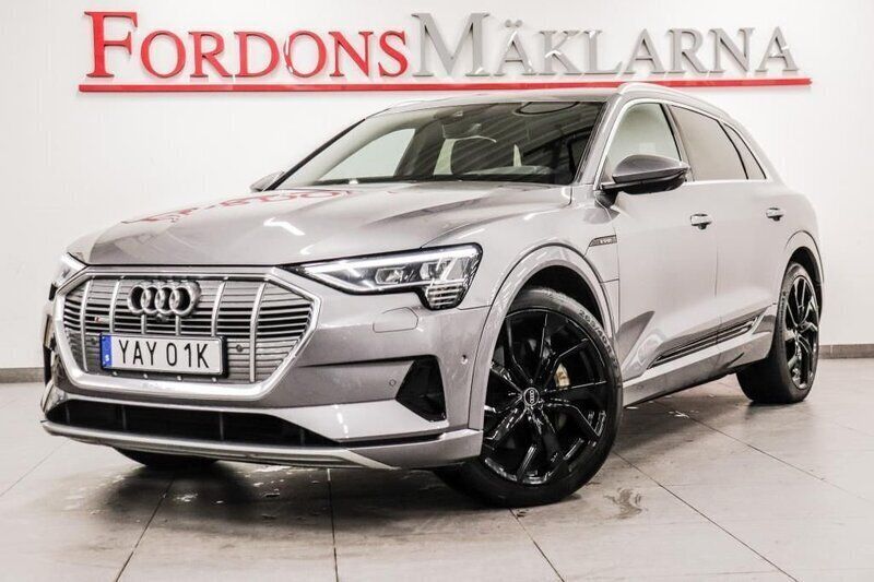 Grå Begagnad 2019 Audi e-tron S-Line SUV | 339 700 kr (Superpris) - Bild 1/4