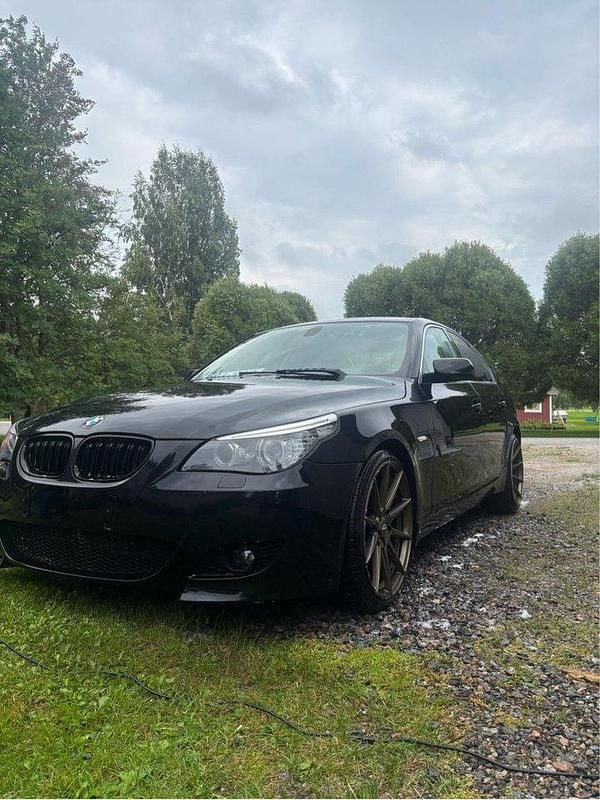 Svart Begagnad 2008 BMW 520 M Sport Sedan | 32 000 kr (Superpris) - Bild 1/4