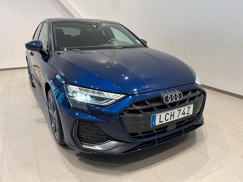 Blå Begagnad 2025 Audi A3 Sportback S-Line Halvkombi | 329 000 kr (Marknadspris) - Bild 1/4