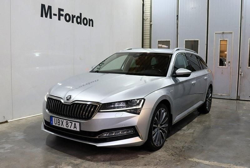 Silver Begagnad 2019 Skoda Superb LAURIN & KLEMENT Kombi | 269 900 kr (Marknadspris) - Bild 1/4
