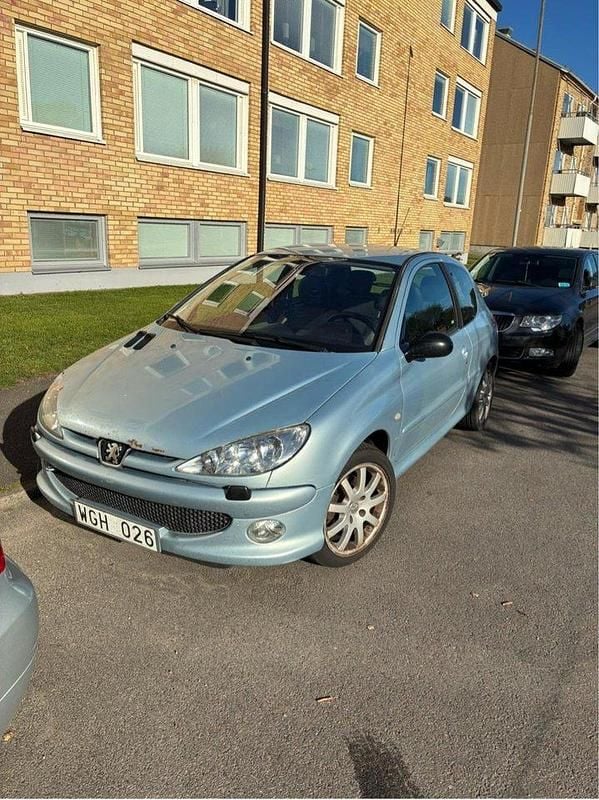 Grå Begagnad 2005 Peugeot 206 GTi Halvkombi | 15 000 kr (Marknadspris) - Bild 1/4