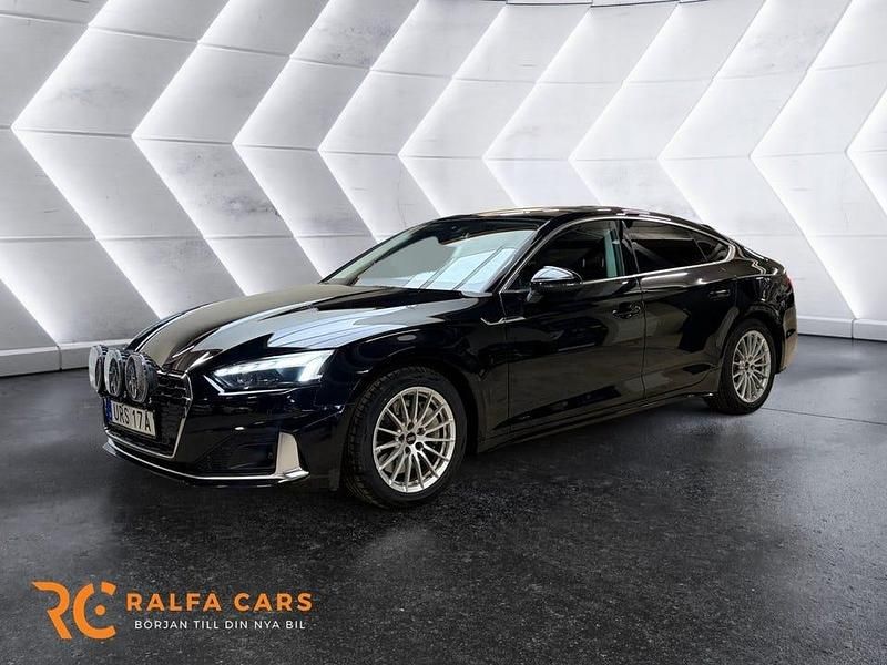 Svart Begagnad 2021 Audi A5 Sportback Comfort Halvkombi | 318 000 kr (Bra pris) - Bild 1/4