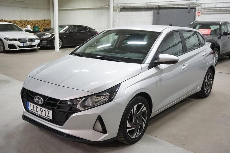 Grå Begagnad 2022 Hyundai i20 Essential Halvkombi | 146 900 kr (Marknadspris) - Bild 1/4