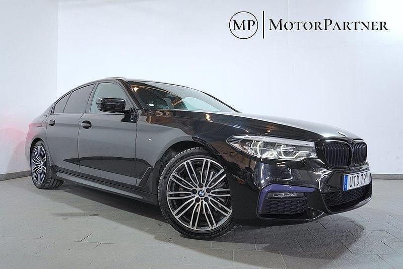Svart Begagnad 2019 BMW 520 M Sport Sedan | 359 900 kr (Marknadspris) - Bild 1/4