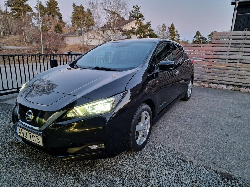 Svart Begagnad 2018 Nissan Leaf Tekna Halvkombi | 137 500 kr (Bra pris) - Bild 1/4