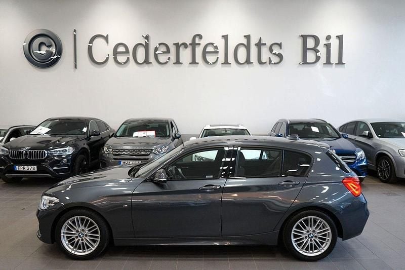 Grå Begagnad 2017 BMW 118 M Sport Halvkombi | 179 900 kr (Marknadspris) - Bild 1/4