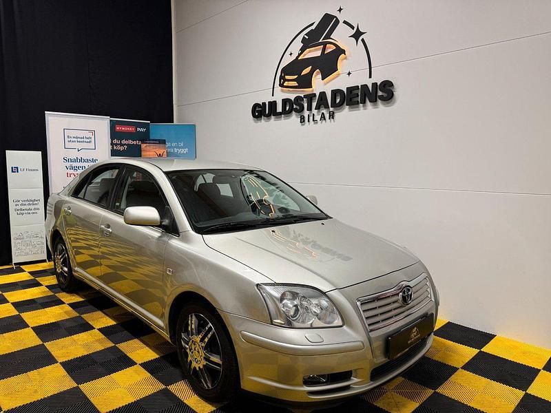 Silver Begagnad 2004 Toyota Avensis Halvkombi | 59 900 kr (Dyr) - Bild 1/4
