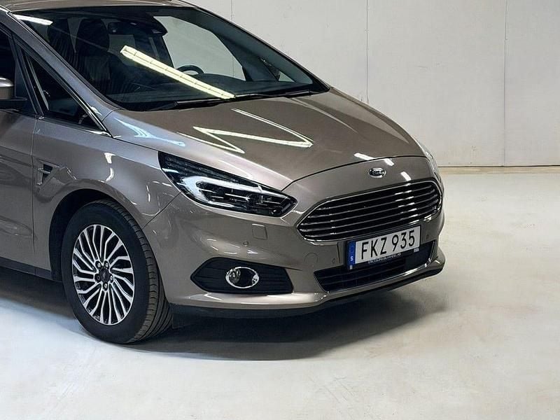 Begagnad Ford S-MAX Titanium 150 HK (110 kW) 2019 Grå Minibuss