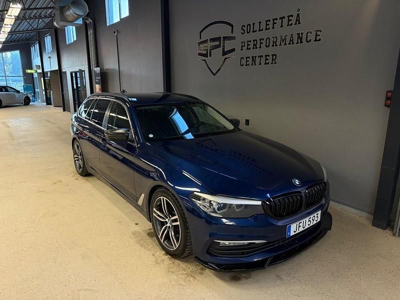 Blå Begagnad 2018 BMW 520 Kombi | 204 900 kr (Dyr) - Bild 1/4