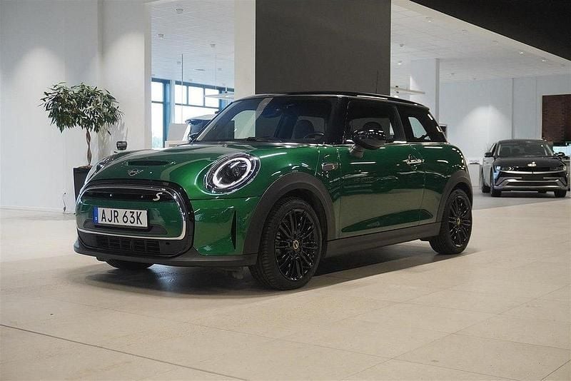 Grön Begagnad 2022 Mini Cooper Classic Halvkombi | 214 800 kr (Marknadspris) - Bild 1/4