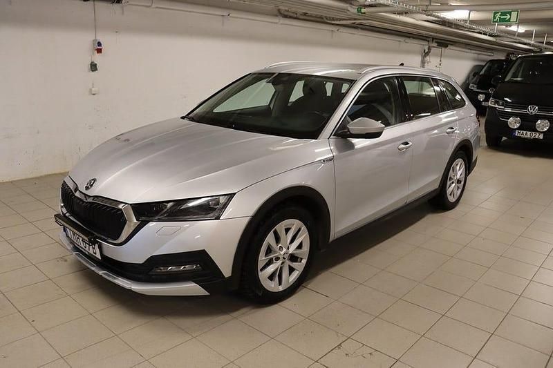 Silver (brilliant silver metallic) Begagnad 2022 Skoda Octavia Scout Kombi | 289 900 kr (Lite dyr) - Bild 1/4