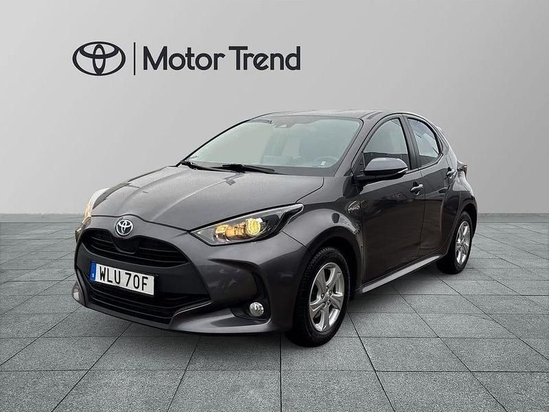 Grå Begagnad 2020 Toyota Yaris Hybrid Active Halvkombi | 184 900 kr (Marknadspris) - Bild 1/3