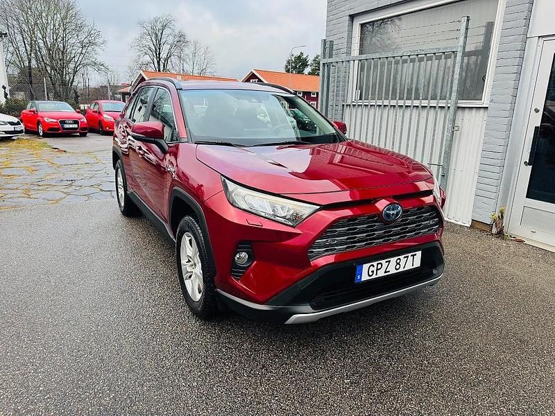 Röd Begagnad 2020 Toyota RAV4 Hybrid SUV | 309 900 kr (Marknadspris) - Bild 1/4