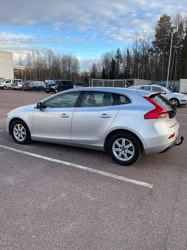 Begagnad 2015 Volvo V40 Momentum Halvkombi | 72 000 kr (Marknadspris) - Bild 1/3