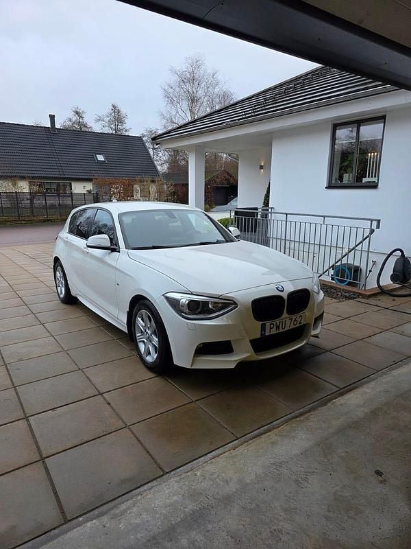 Begagnad 2015 BMW 116 Halvkombi | 115 995 kr (Marknadspris) - Bild 1/4