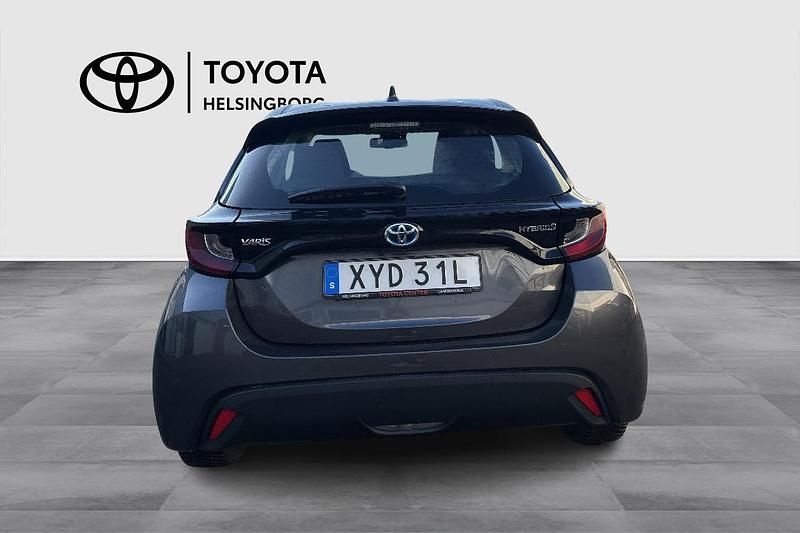 Begagnad Toyota Yaris Hybrid Active 117 HK (86 kW) 2023 Grå Halvkombi